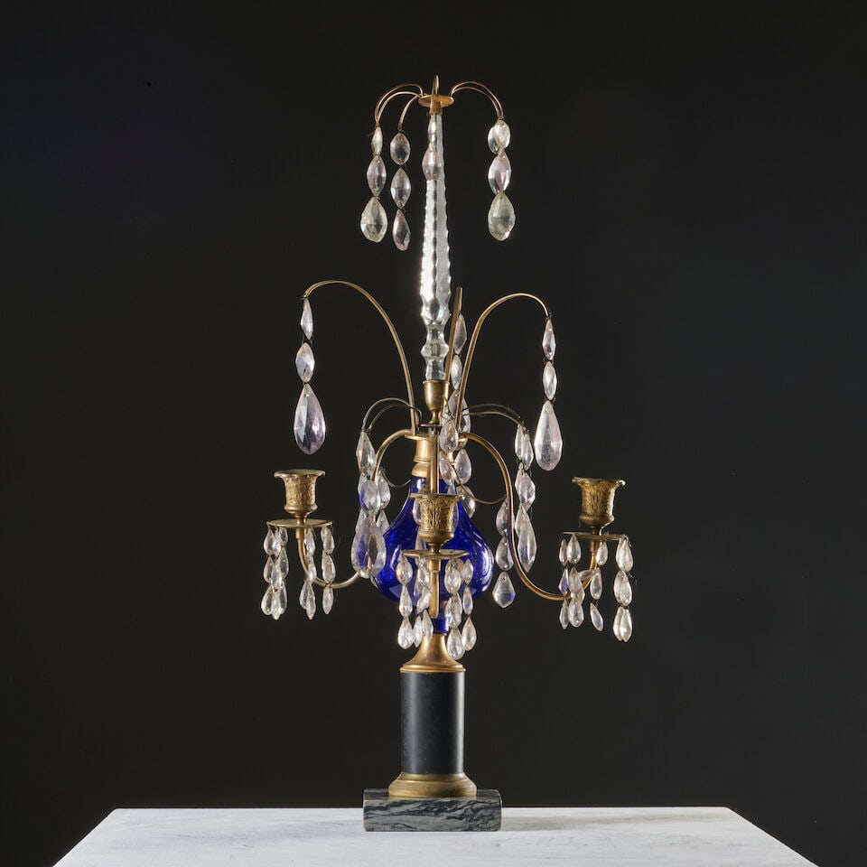 Girandole à trois lumières en verre bleu, marbre et bronze, travail d'Europe du nord d...: Girandole à trois lumières en verre bleu, marbre et bronze, travail d'Europe du nord de la fin du XVIIIe siècle A three-light girandole in blue glass, marble and bronze, Northern