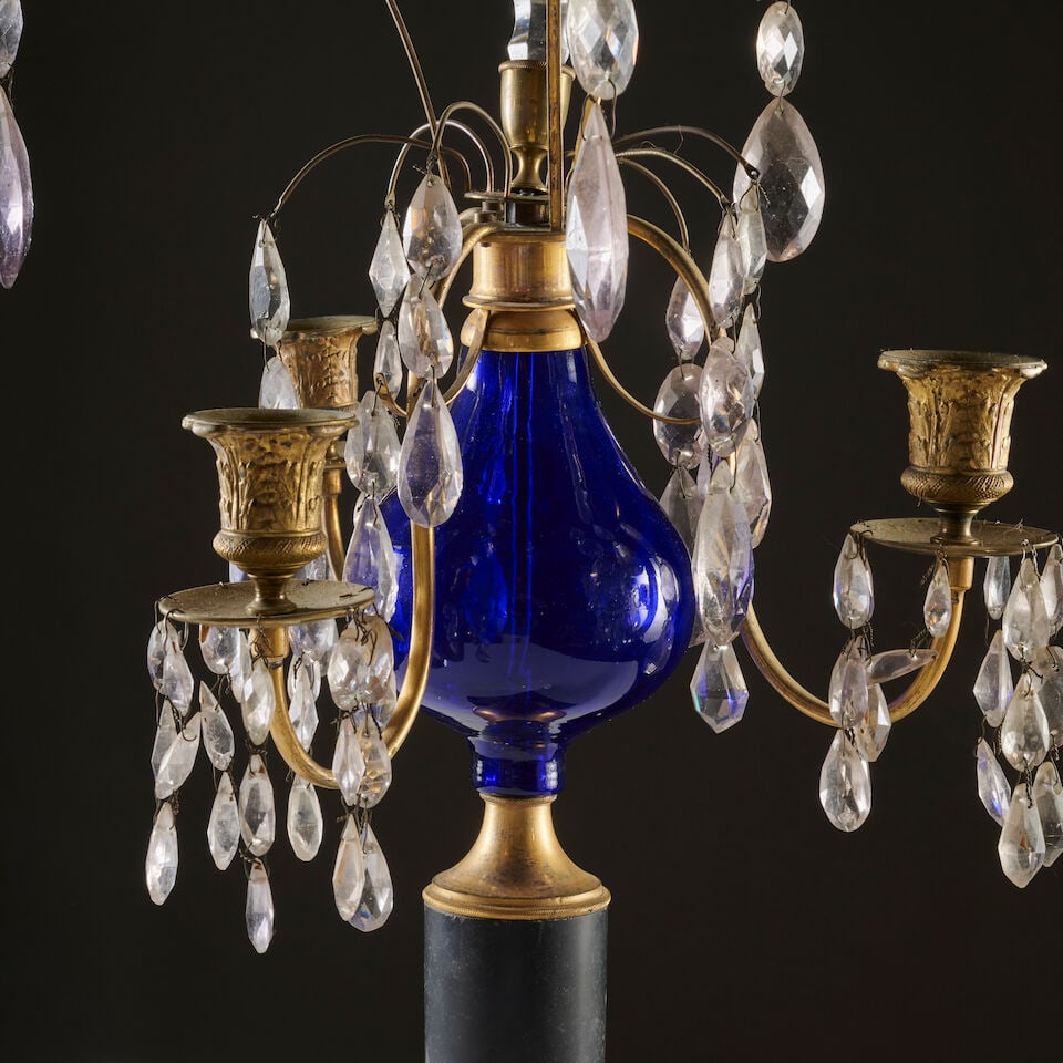 Girandole à trois lumières en verre bleu, marbre et bronze, travail d'Europe du nord d... - 4