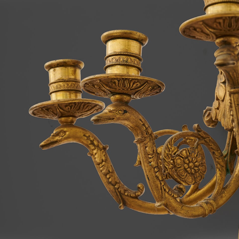 Paire d'appliques à trois bras de lumière en bronze doré et ciselé, de la pr... - 2