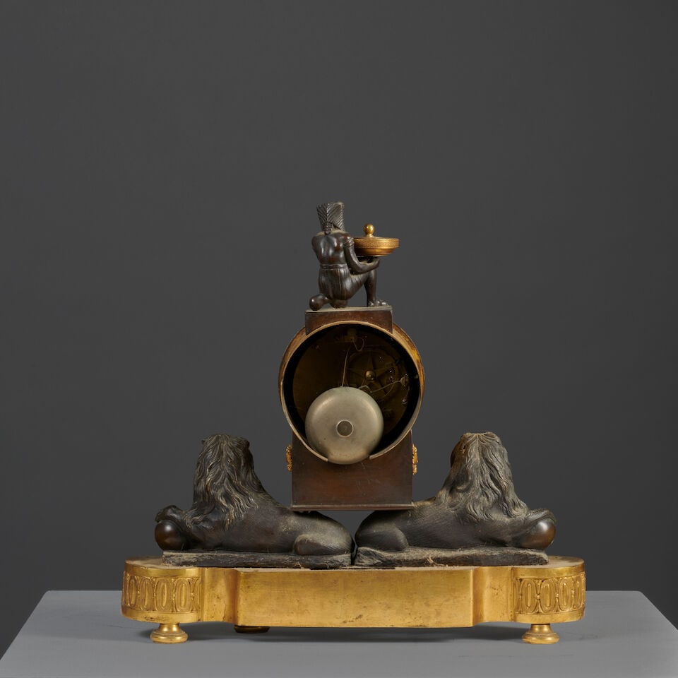 Pendule en bronze doré et patiné à deux lions supportants le mouvement d'épo... - 6