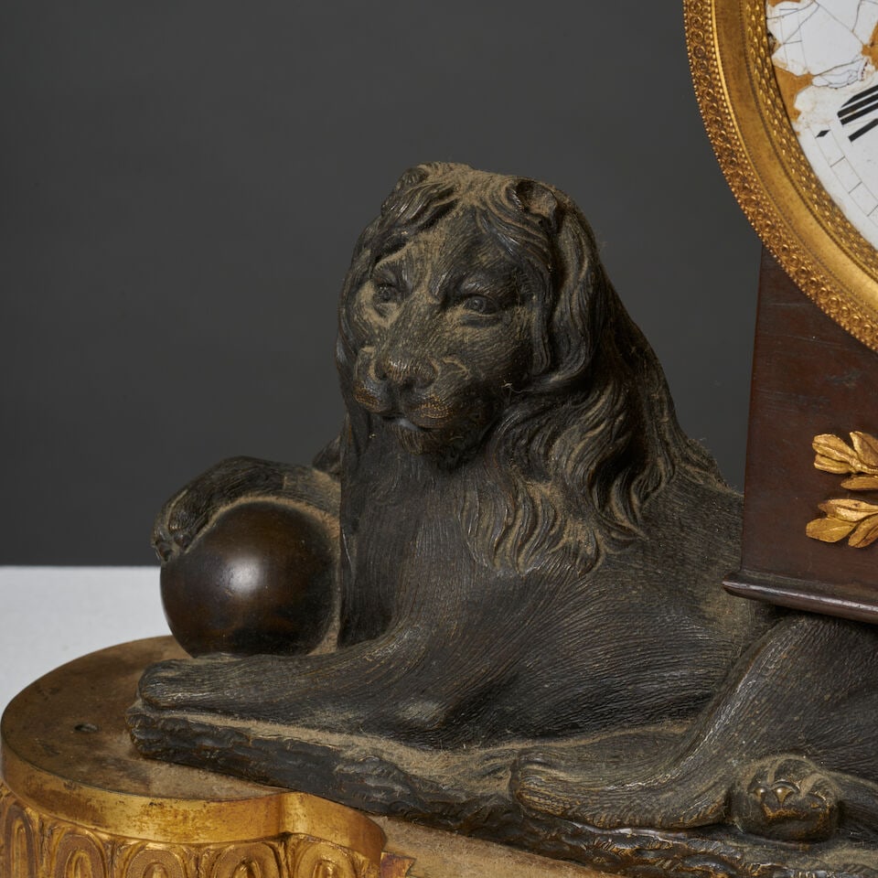 Pendule en bronze doré et patiné à deux lions supportants le mouvement d'épo... - 7