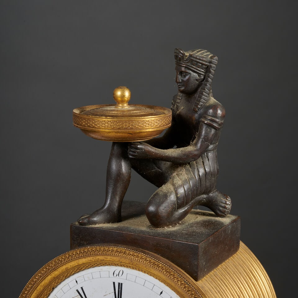 Pendule en bronze doré et patiné à deux lions supportants le mouvement d'épo... - 8