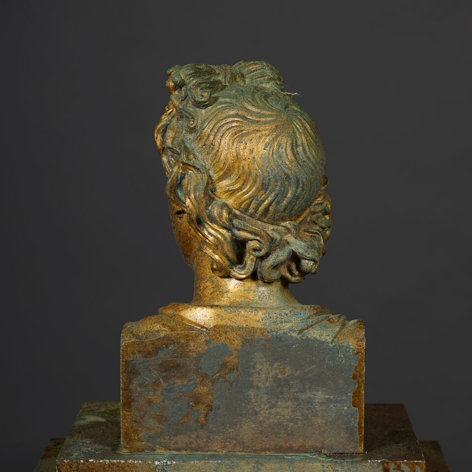 Pendule borne surmontée du buste de l'Apollon du Belvédère en bronze doré et... - 2