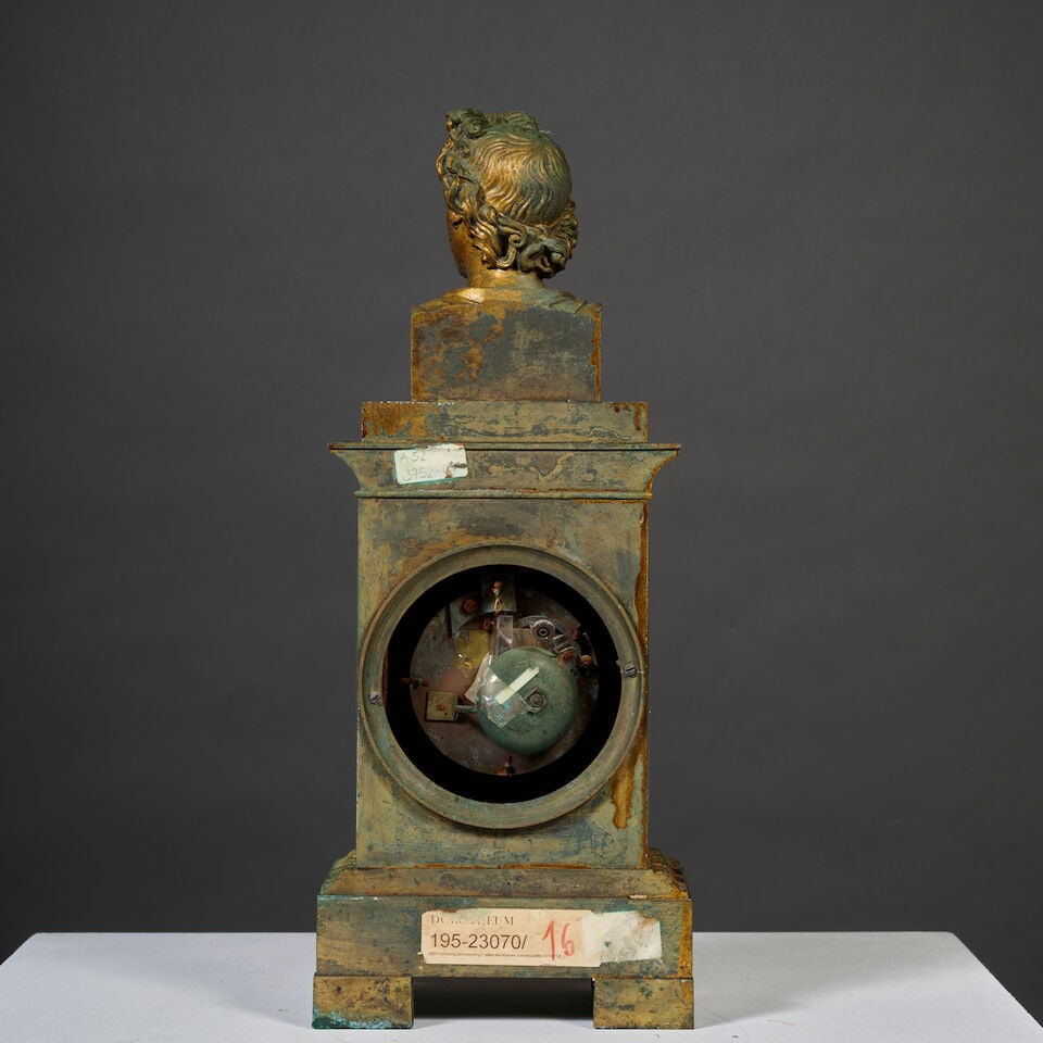 Pendule borne surmontée du buste de l'Apollon du Belvédère en bronze doré et... - 3