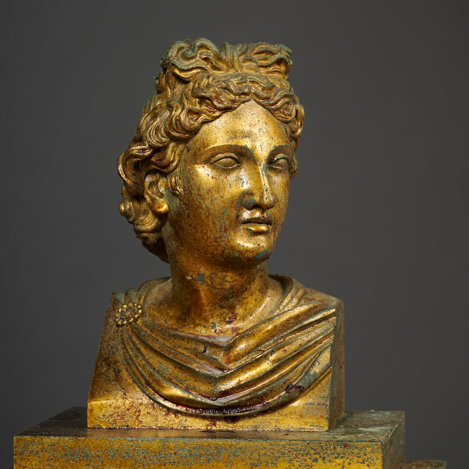 Pendule borne surmontée du buste de l'Apollon du Belvédère en bronze doré et... - 4
