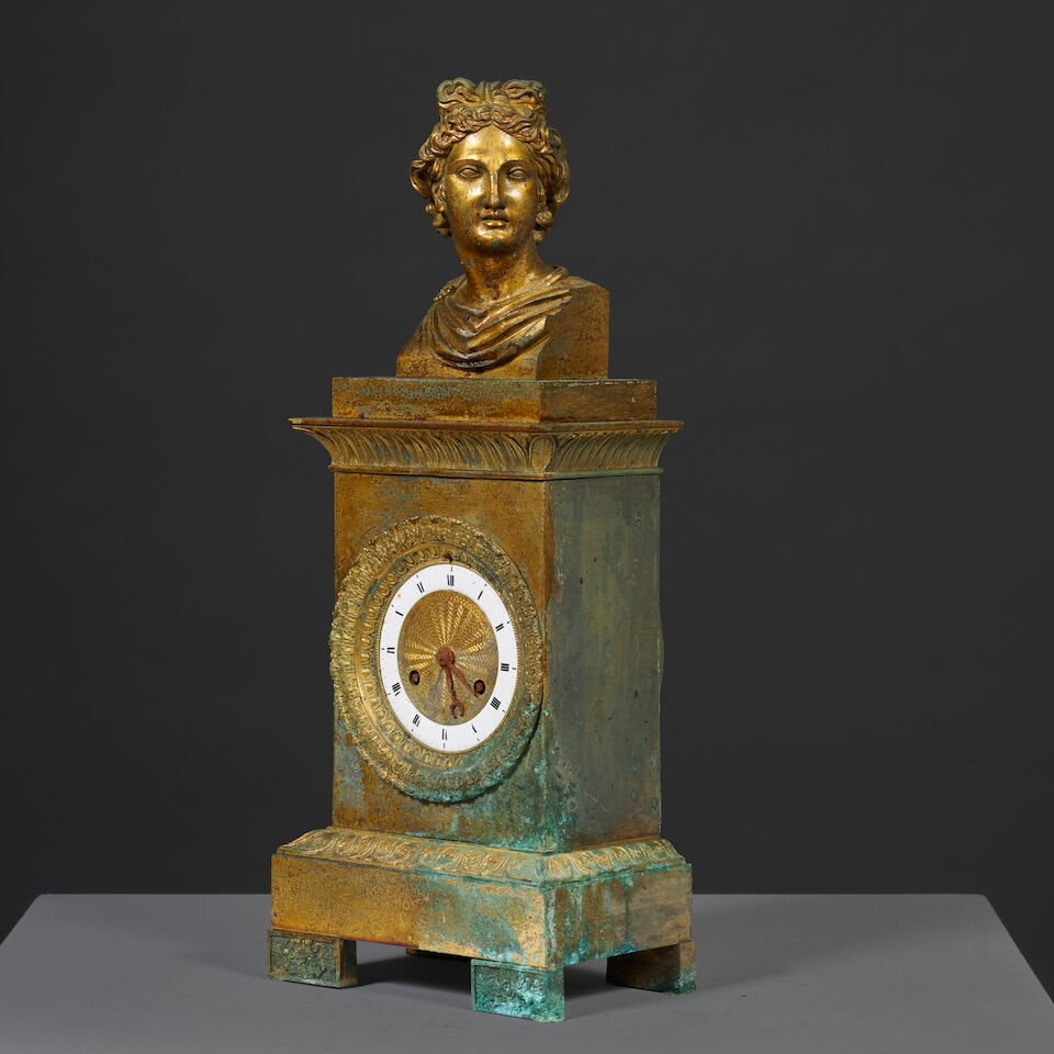 Pendule borne surmontée du buste de l'Apollon du Belvédère en bronze doré et... - 9