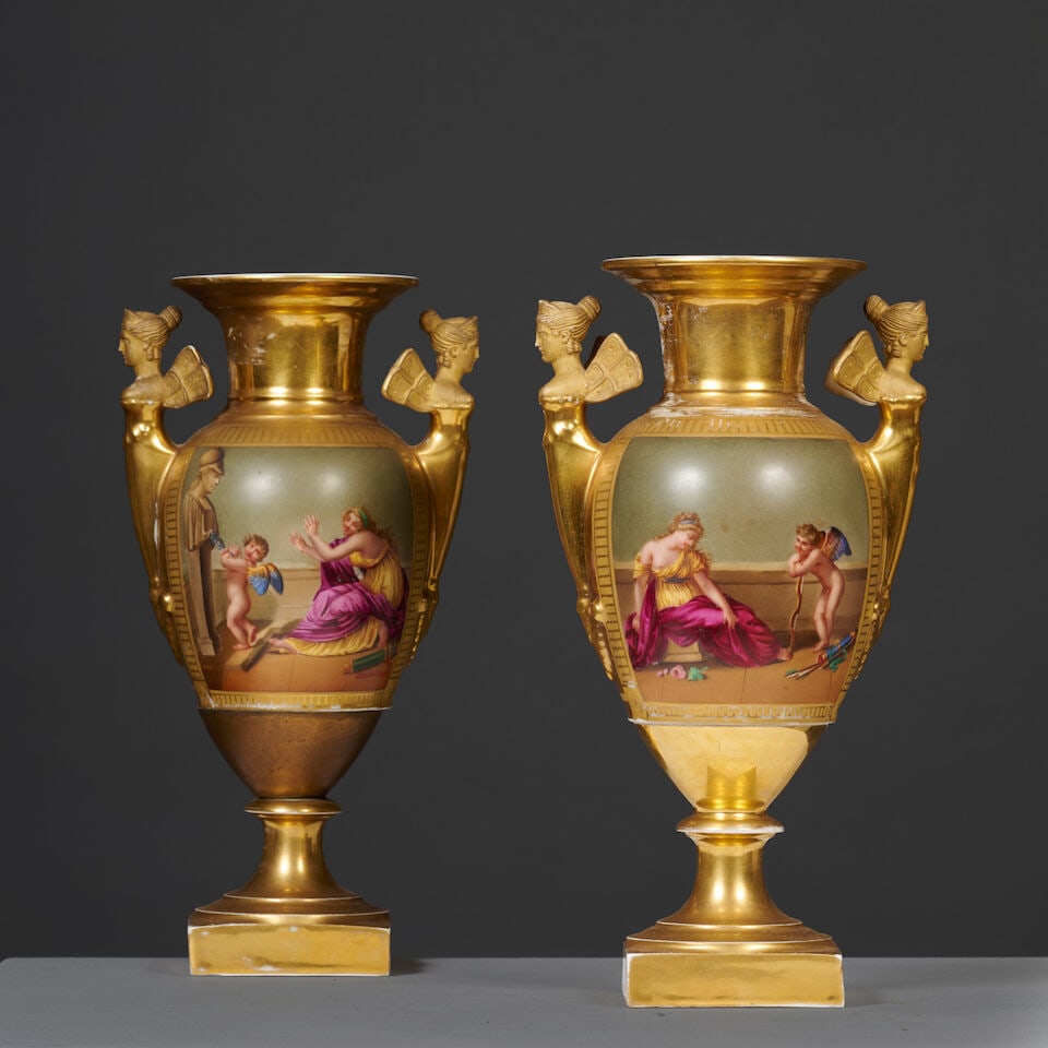 Paire de vases en porcelaine de Paris à fond or, début du XIXe siècle A pair of g... (1 of 9)