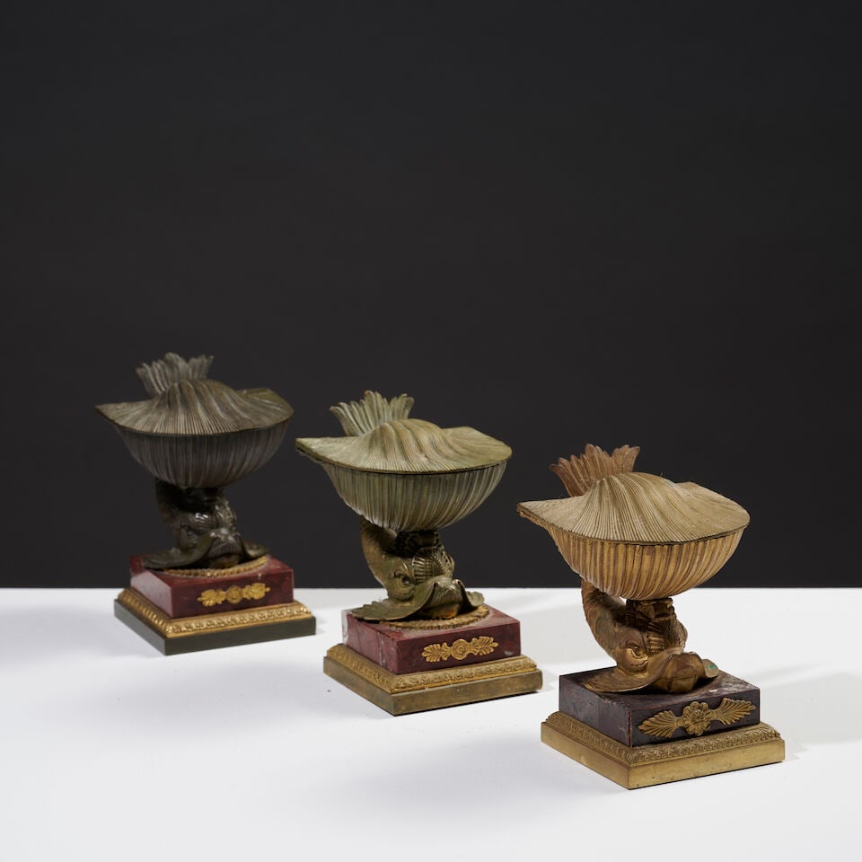 Trois encriers et vide poche en forme de conque couverte soutenue par un dauphin en bronze dor&#...: Trois encriers et vide poche en forme de conque couverte soutenue par un dauphin en bronze doré et ciselé d'époque Restauration Three inkwells and a trinket dish in the form of a