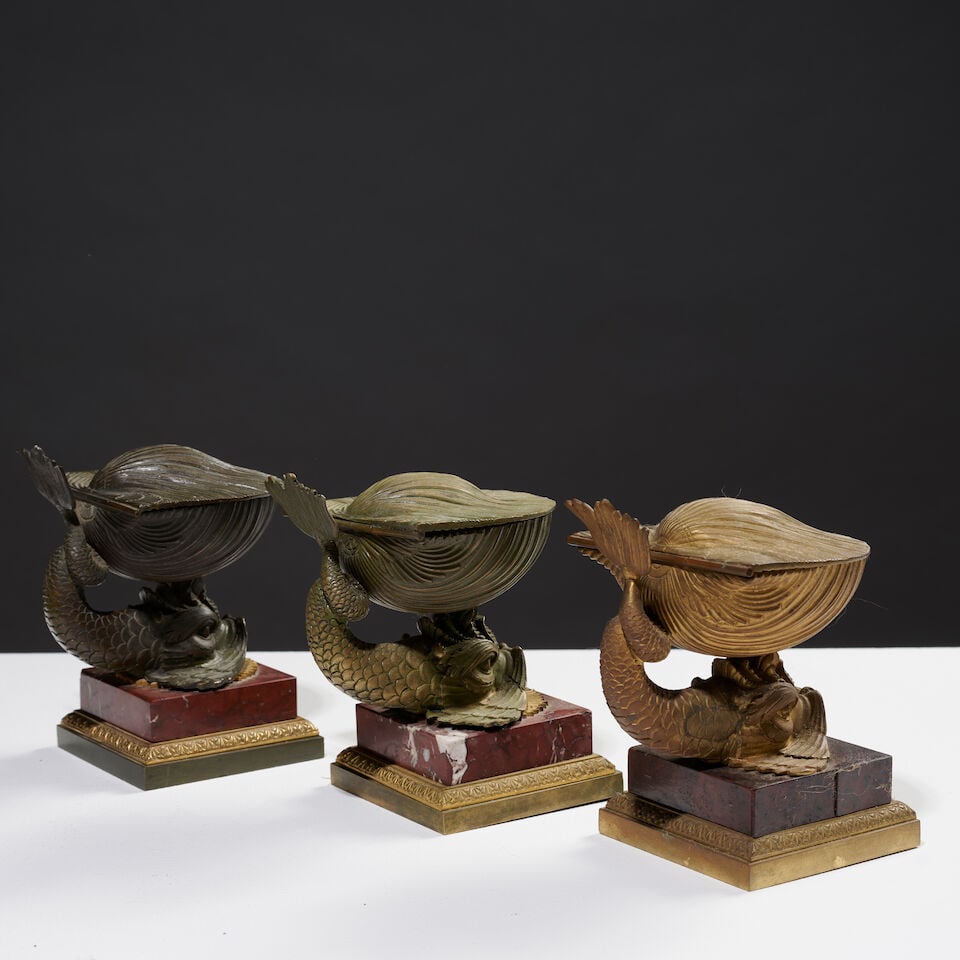 Trois encriers et vide poche en forme de conque couverte soutenue par un dauphin en bronze dor&#... - 2