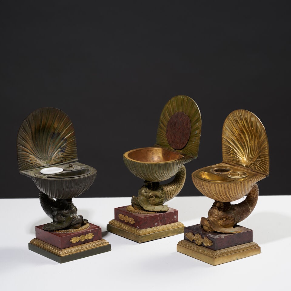 Trois encriers et vide poche en forme de conque couverte soutenue par un dauphin en bronze dor&#... - 3