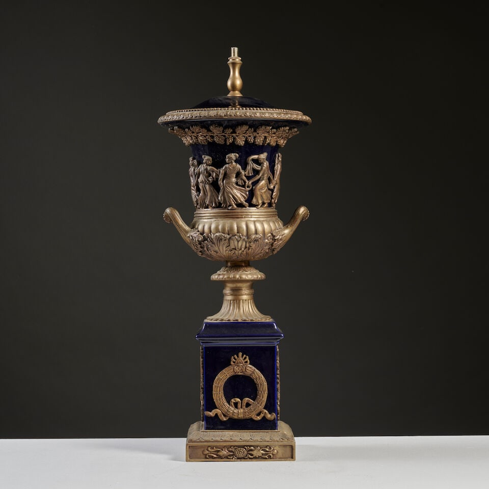 Grand vase couvert de forme Médicis en bronze patiné et doré de style Empire A la...: Grand vase couvert de forme Médicis en bronze patiné et doré de style Empire A large Empire-style Medici covered vase in patinated and gilt-bronze, second half of the 19th century A d&#
