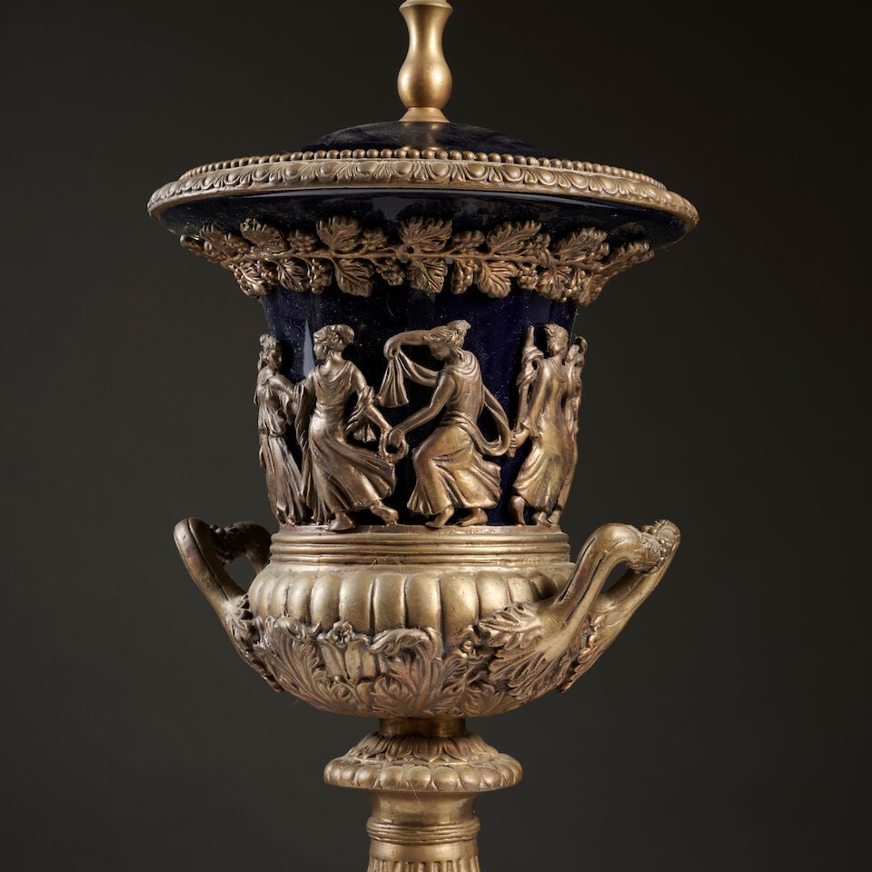 Grand vase couvert de forme Médicis en bronze patiné et doré de style Empire A la... - 3