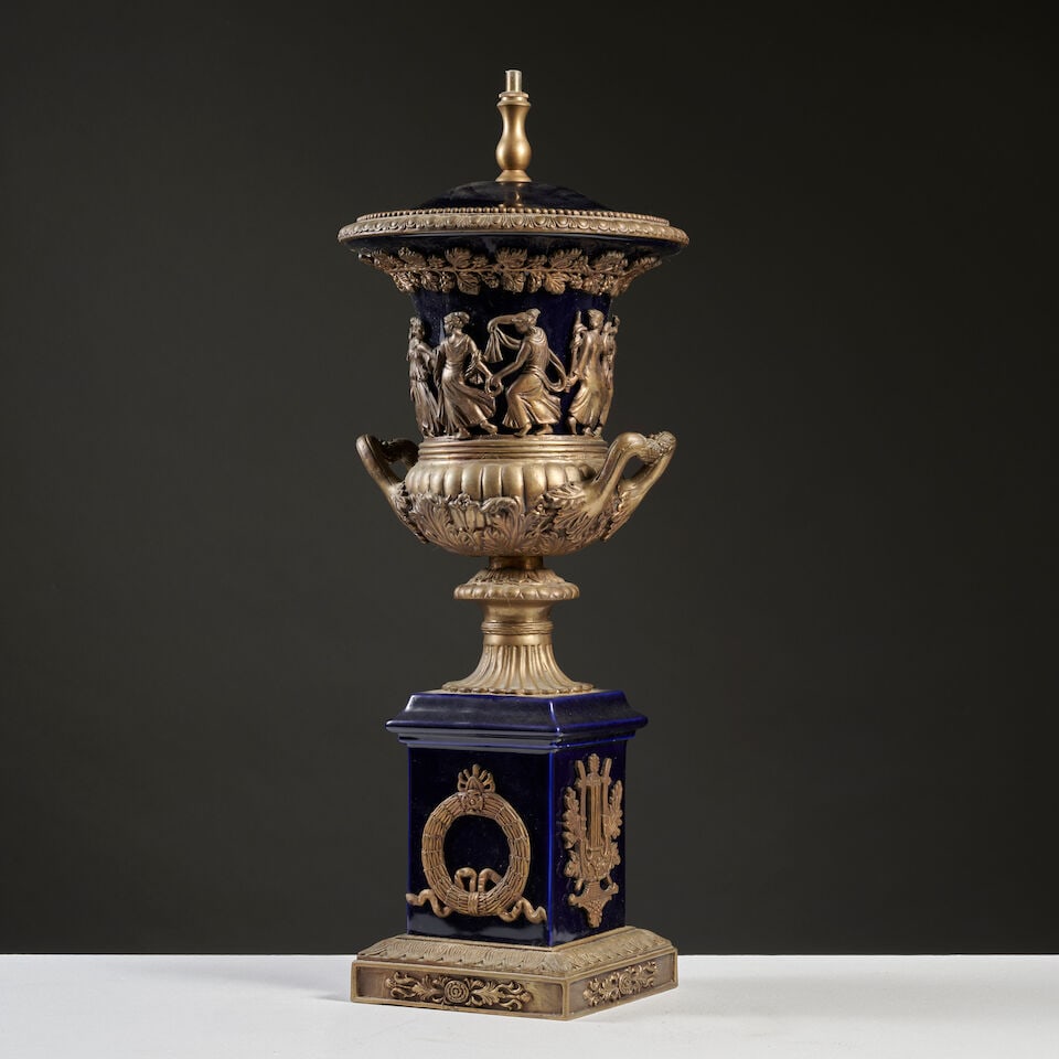 Grand vase couvert de forme Médicis en bronze patiné et doré de style Empire A la... - 4