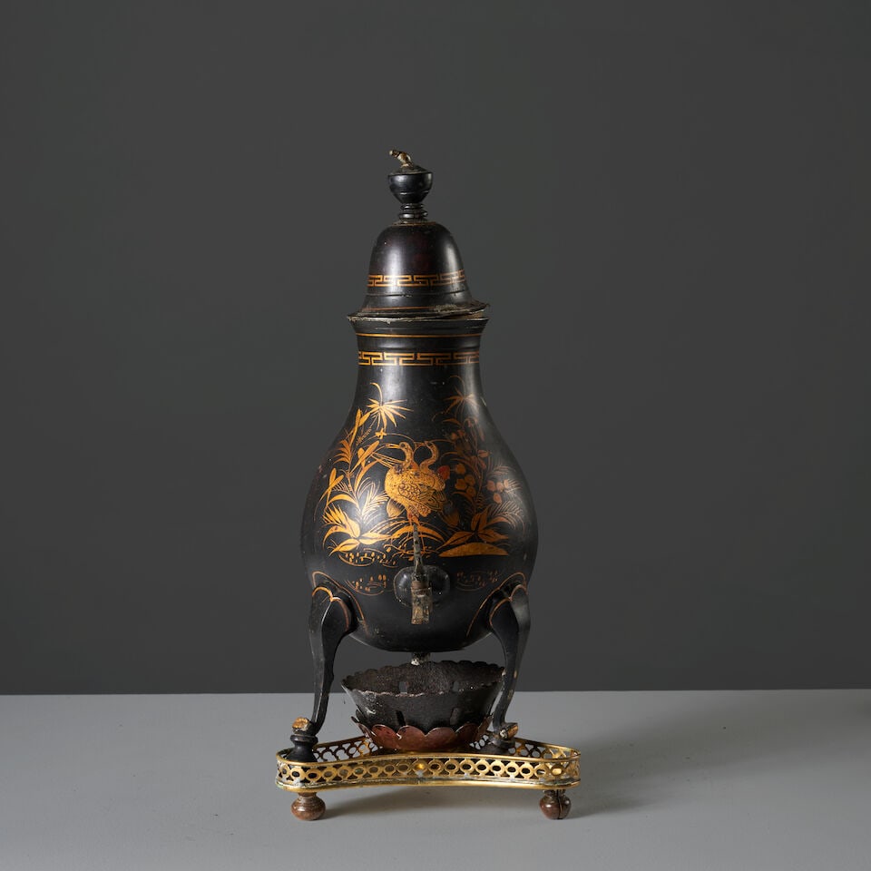 Fontaine à eau chaude en tôle peinte, Angleterre, XIXe siècle An english 19th cen...: Fontaine à eau chaude en tôle peinte, Angleterre, XIXe siècle An english 19th century hot water fountain in painted sheet metal A fond noir à décor dans le goût de