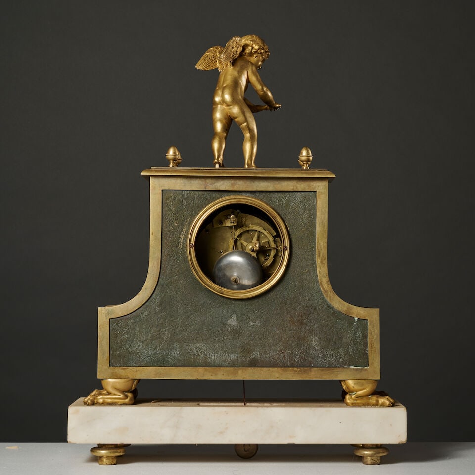 Pendule en bronze doré et ciselé à décor de scènes de putti jouants d'&... - 2