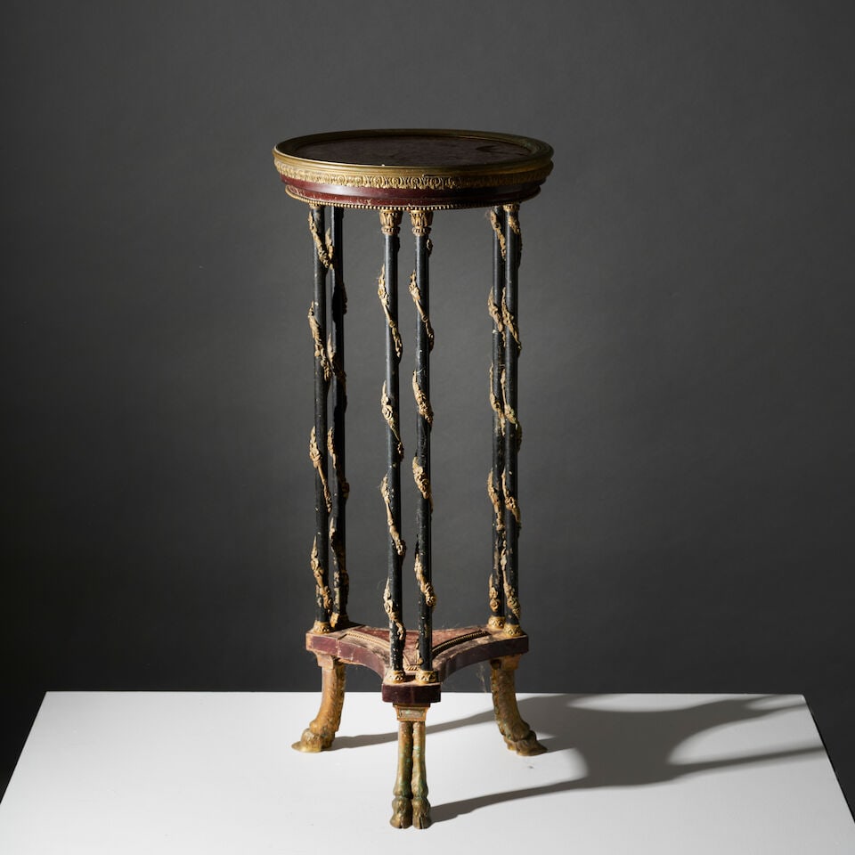 Guéridon en bois noirci et bronze doré d'après le modèle de Adam Weissweiler...: Guéridon en bois noirci et bronze doré d'après le modèle de Adam Weissweiler de style Louis XVI A Louis XVI style guéridon in ebonized wood and gilt-bronze, after a model by