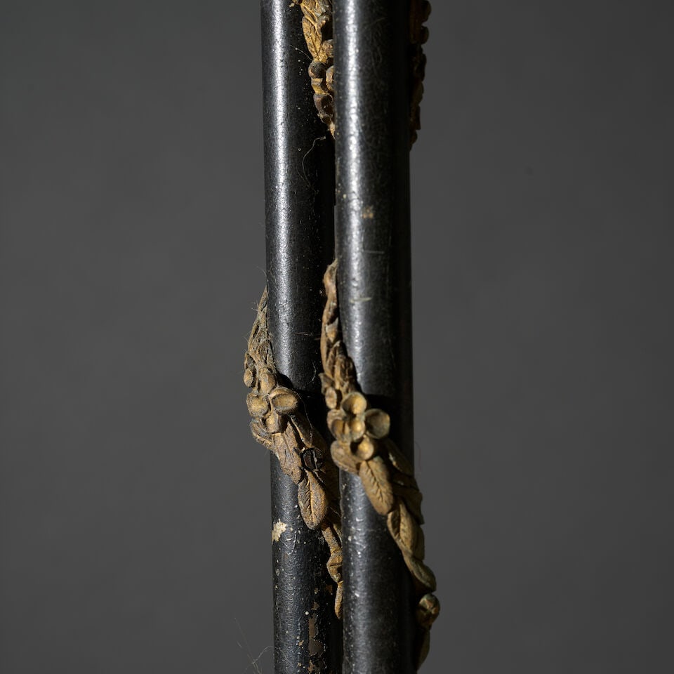 Guéridon en bois noirci et bronze doré d'après le modèle de Adam Weissweiler... - 3