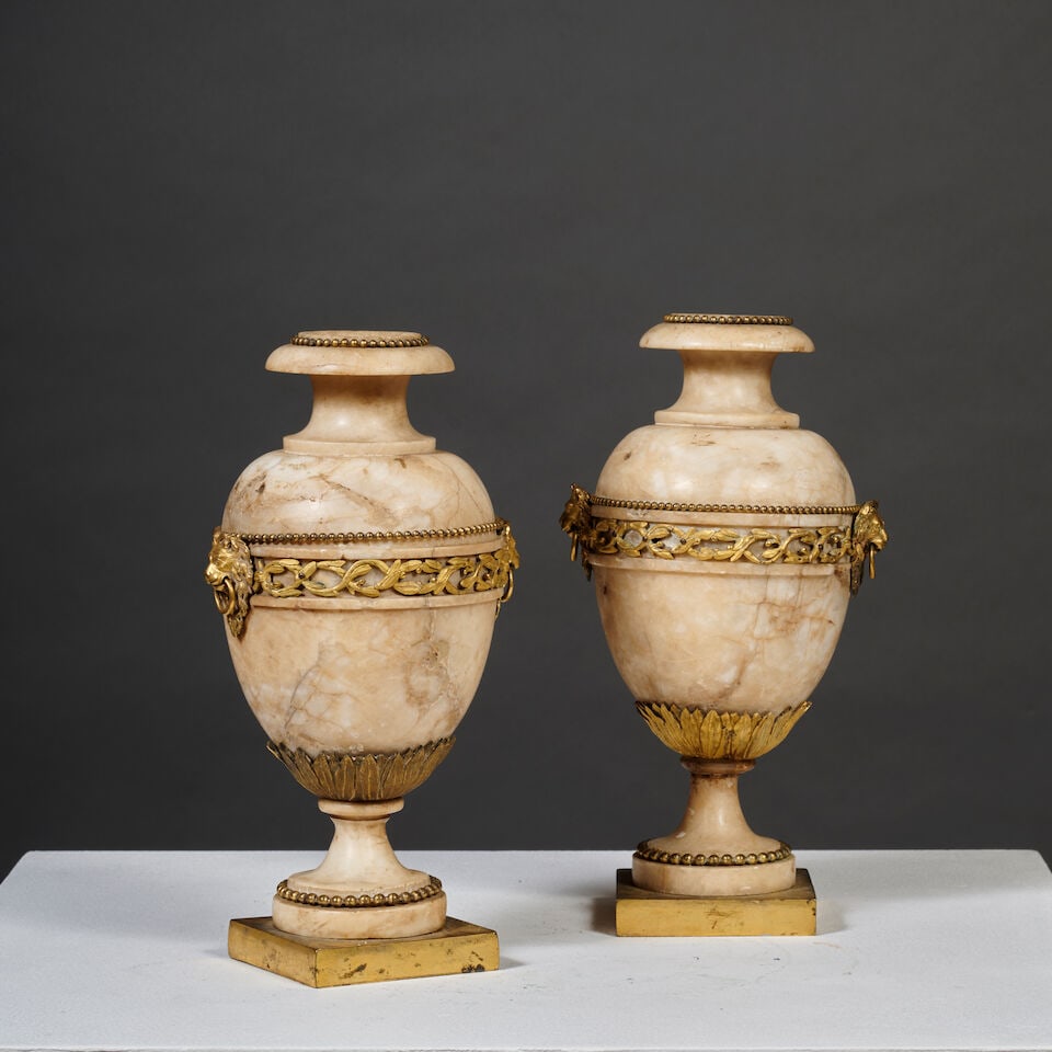 Paire de vases en marbre beige veiné et bronze doré du début du XIXe siècle ...: Paire de vases en marbre beige veiné et bronze doré du début du XIXe siècle A pair of vases in veined beige marble with gilt-bronze mount, early 19e century De forme ovoïde