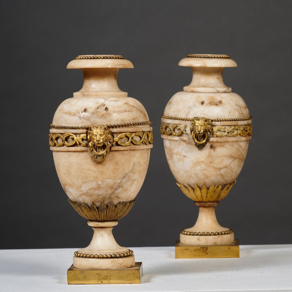 Paire de vases en marbre beige veiné et bronze doré du début du XIXe siècle ... - 3