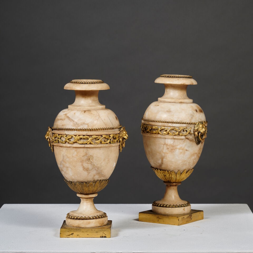Paire de vases en marbre beige veiné et bronze doré du début du XIXe siècle ... - 7