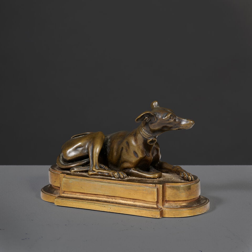 Levrier couché formant presse-papier en bronze patiné et doré de la fin du XVIIIe...: Levrier couché formant presse-papier en bronze patiné et doré de la fin du XVIIIe siècle de la fin du XVIIIe siècle A late 18th century bronze patinated and gilt-bronze