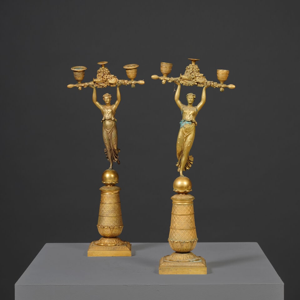 Paire de candélabres à deux bras de lumière du XIXe siècle A pair of two-lig...: Paire de candélabres à deux bras de lumière du XIXe siècle A pair of two-light candelabra, 19th century Une nymphe dansante supporte une barre fleurie avec trophées retenant