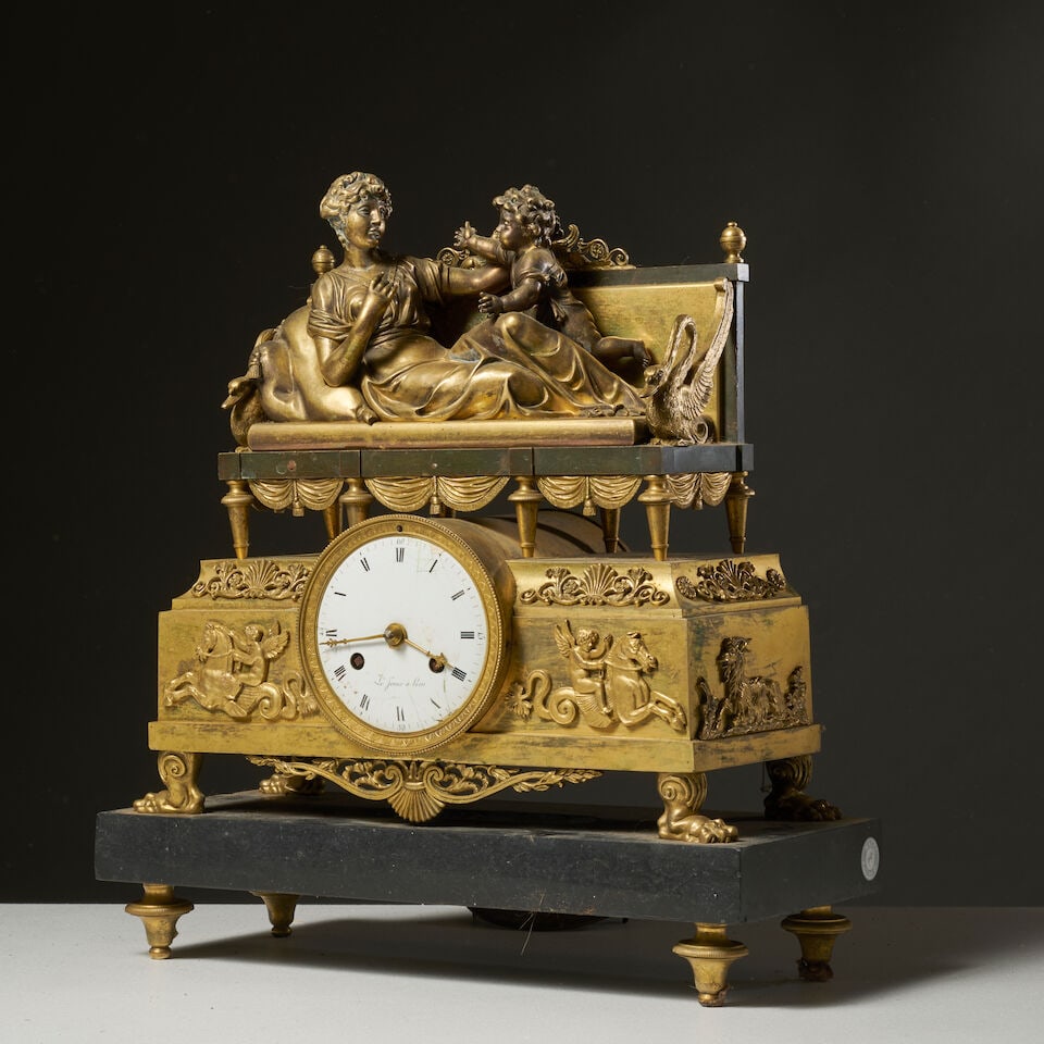 Pendule en bronze doré et ciselé figurant Aphrodite et l'Amour A chased and gilt-bronz... - 2