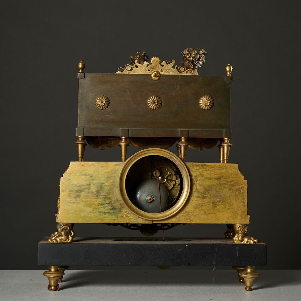 Pendule en bronze doré et ciselé figurant Aphrodite et l'Amour A chased and gilt-bronz... - 3