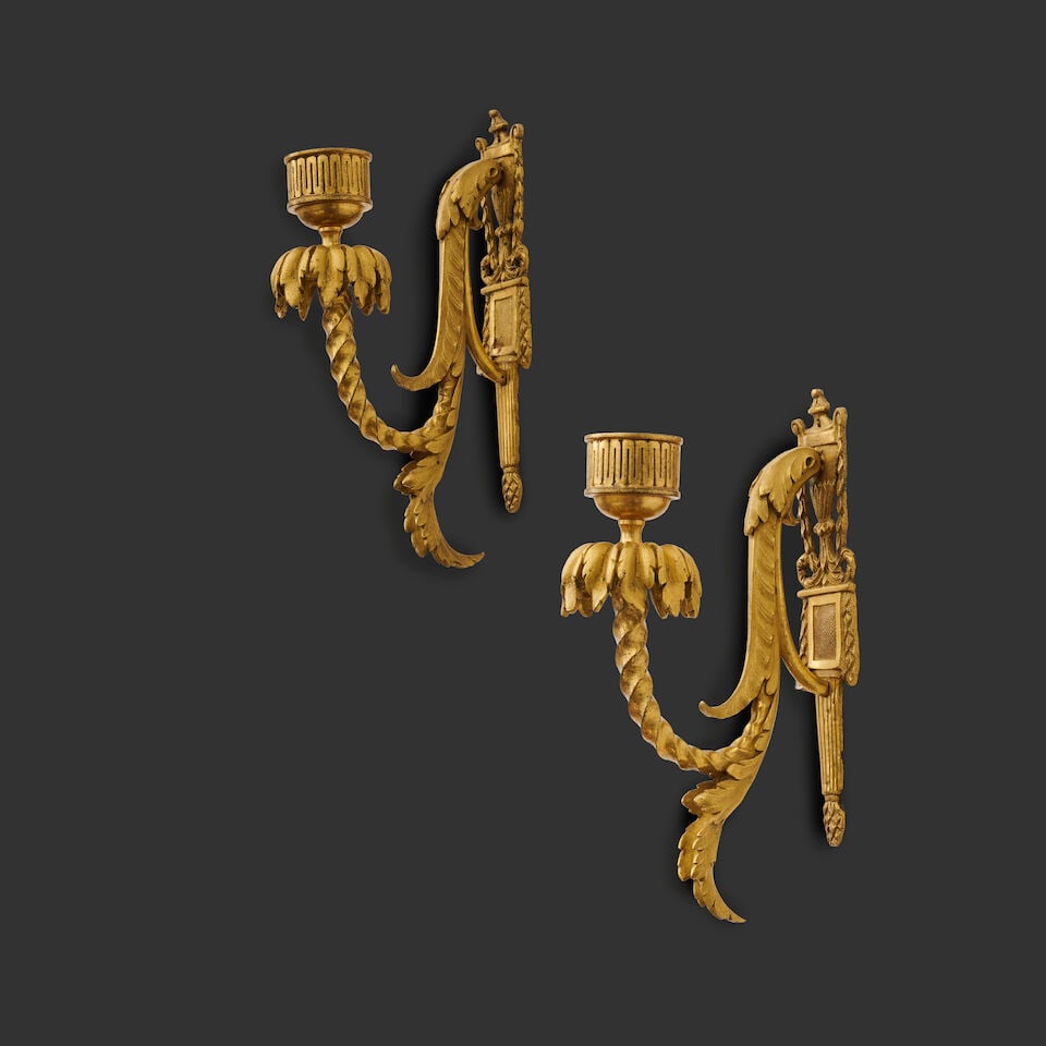 Paire de petites appliques à une lumière en bronze doré et ciselé de la fin ... (1 of 3)