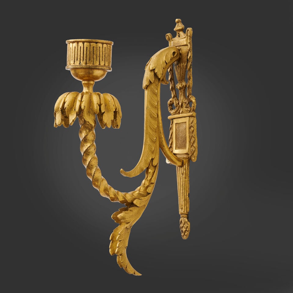 Paire de petites appliques à une lumière en bronze doré et ciselé de la fin ... - 2