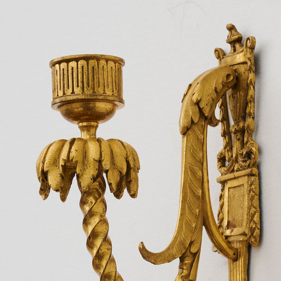 Paire de petites appliques à une lumière en bronze doré et ciselé de la fin ... - 3