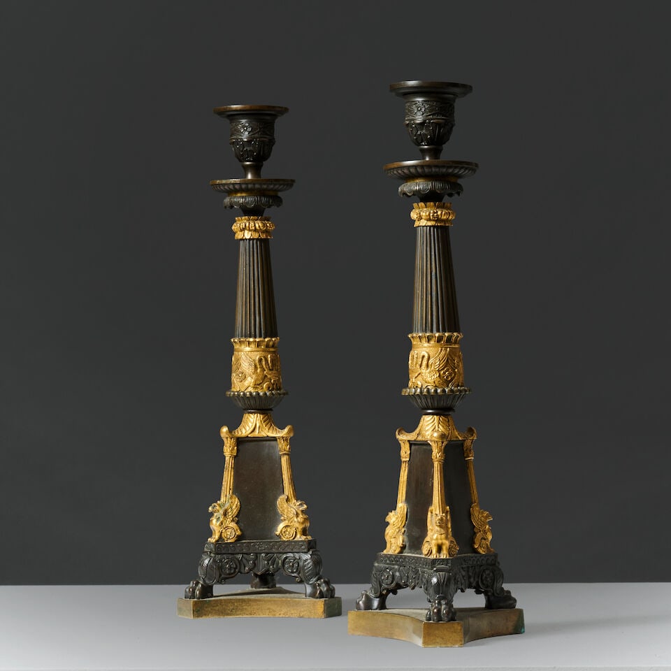 Paire de flambeaux en bronze patiné et doré d'époque Restauration A pair of candl...: Paire de flambeaux en bronze patiné et doré d'époque Restauration A pair of candlesticks in patinated and gilt bronze, first half of the 19th century De forme porte torchère, ils