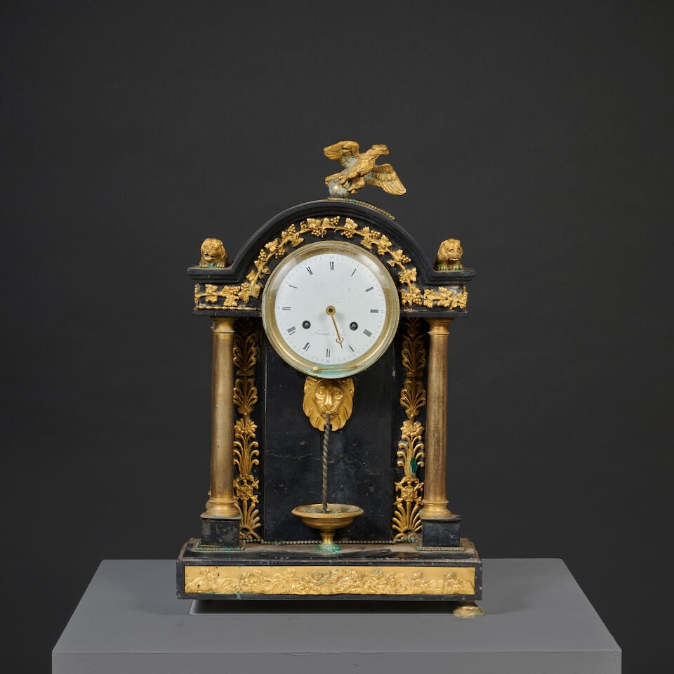 Pendule portique en marbre noir et bronze doré d'époque Restauration A portico clock i... (1 of 9)