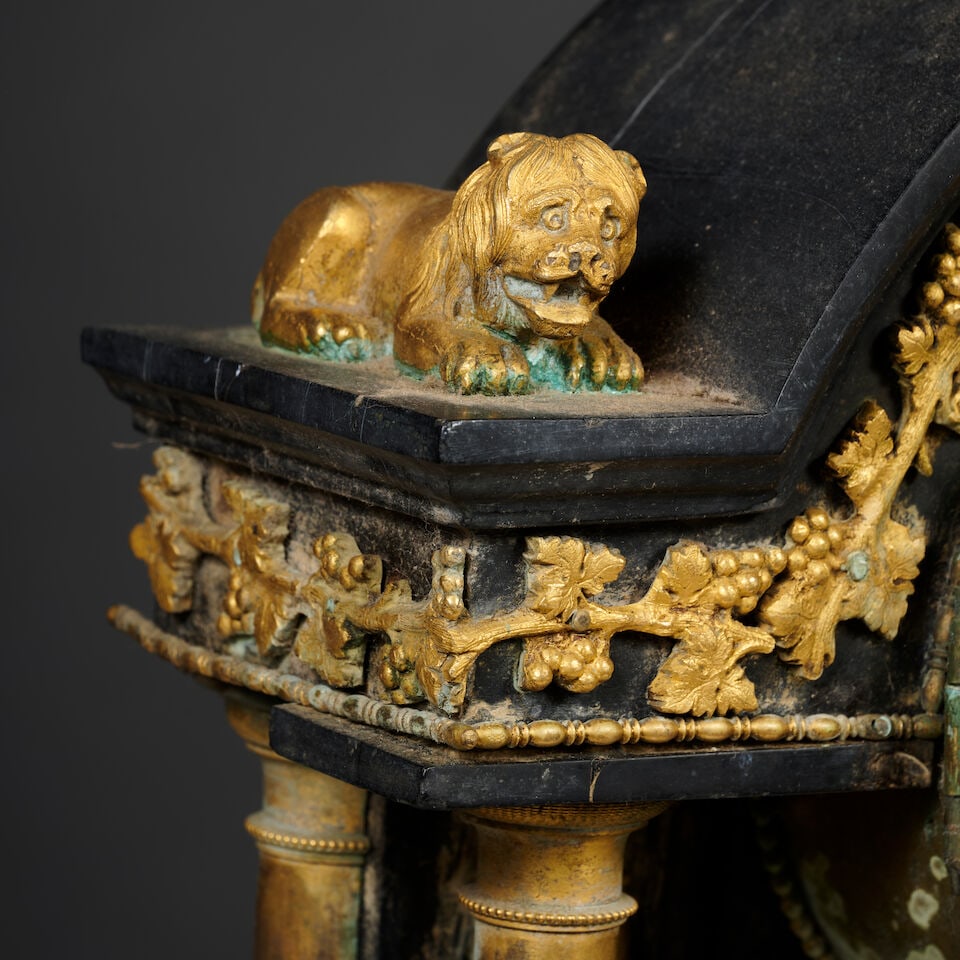 Pendule portique en marbre noir et bronze doré d'époque Restauration A portico clock i... - 6