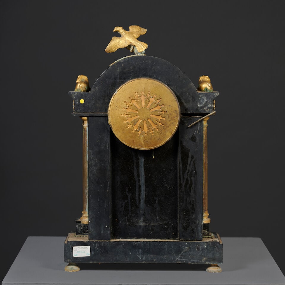 Pendule portique en marbre noir et bronze doré d'époque Restauration A portico clock i... - 8