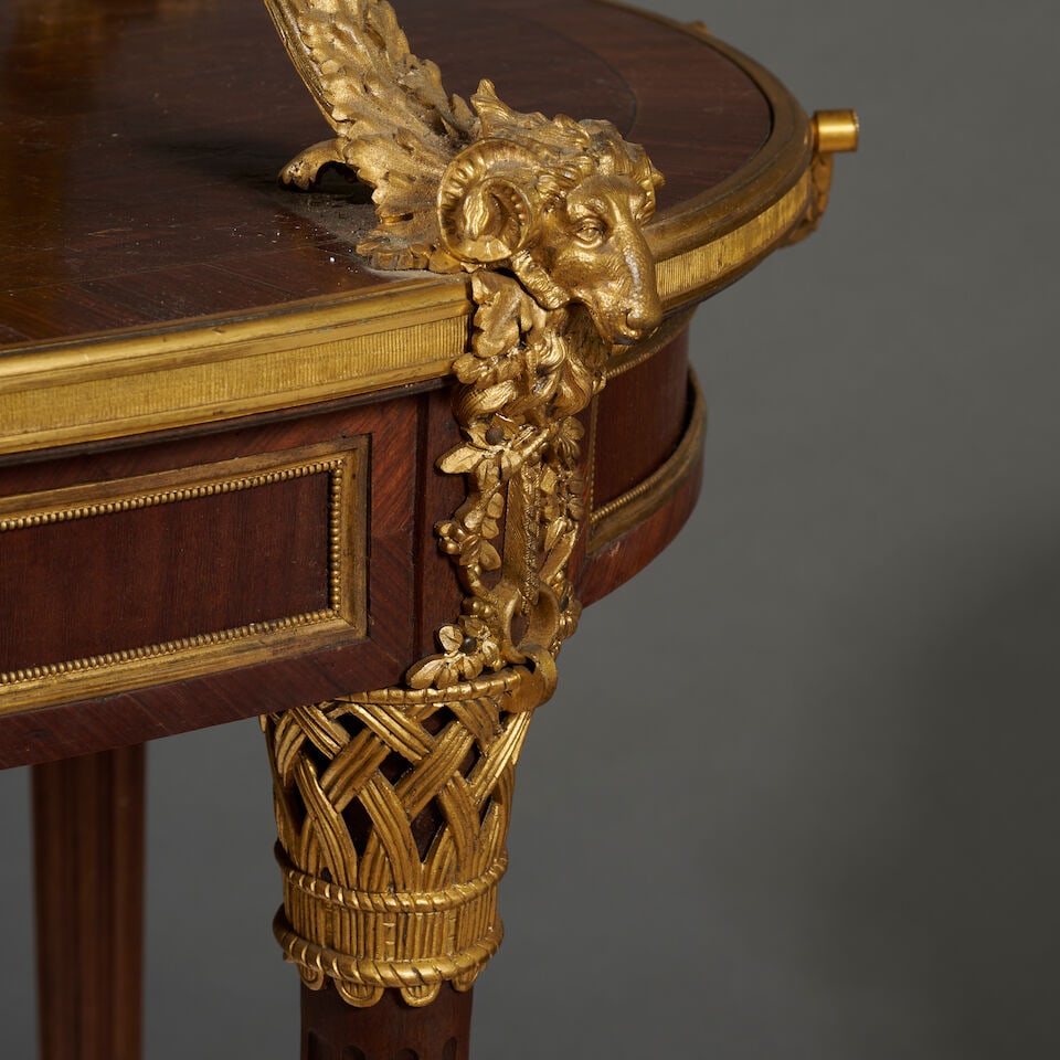 Table à thé à deux plateaux en bois de placage et bronze doré de style Louis... - 3