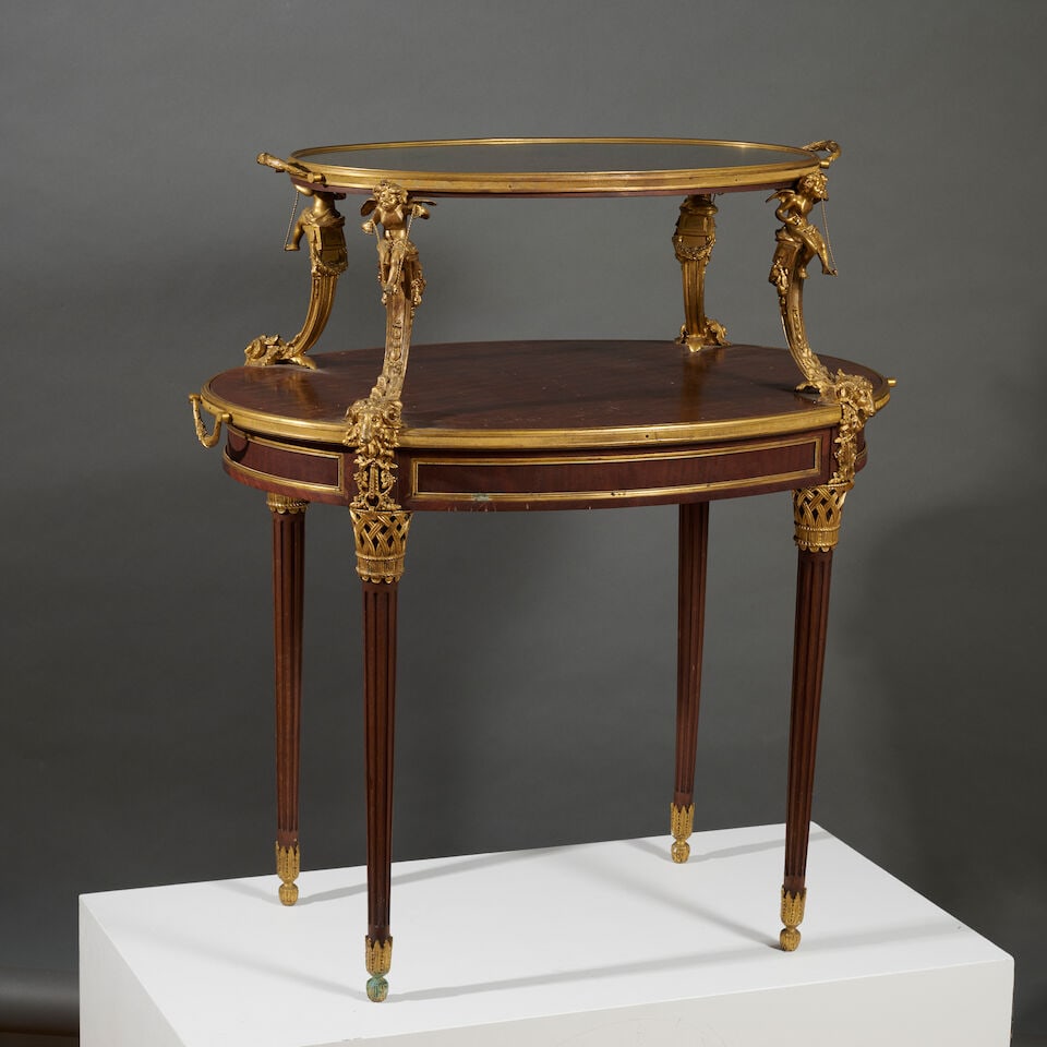 Table à thé à deux plateaux en bois de placage et bronze doré de style Louis... - 4