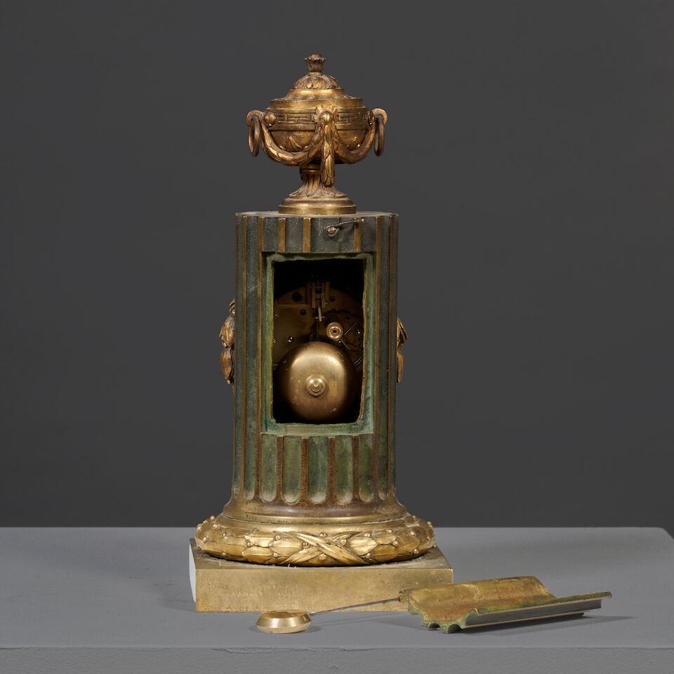 Pendule colonne surmontée d'un vase couvert en bronze doré par Osmond d'époque Lo... - 3