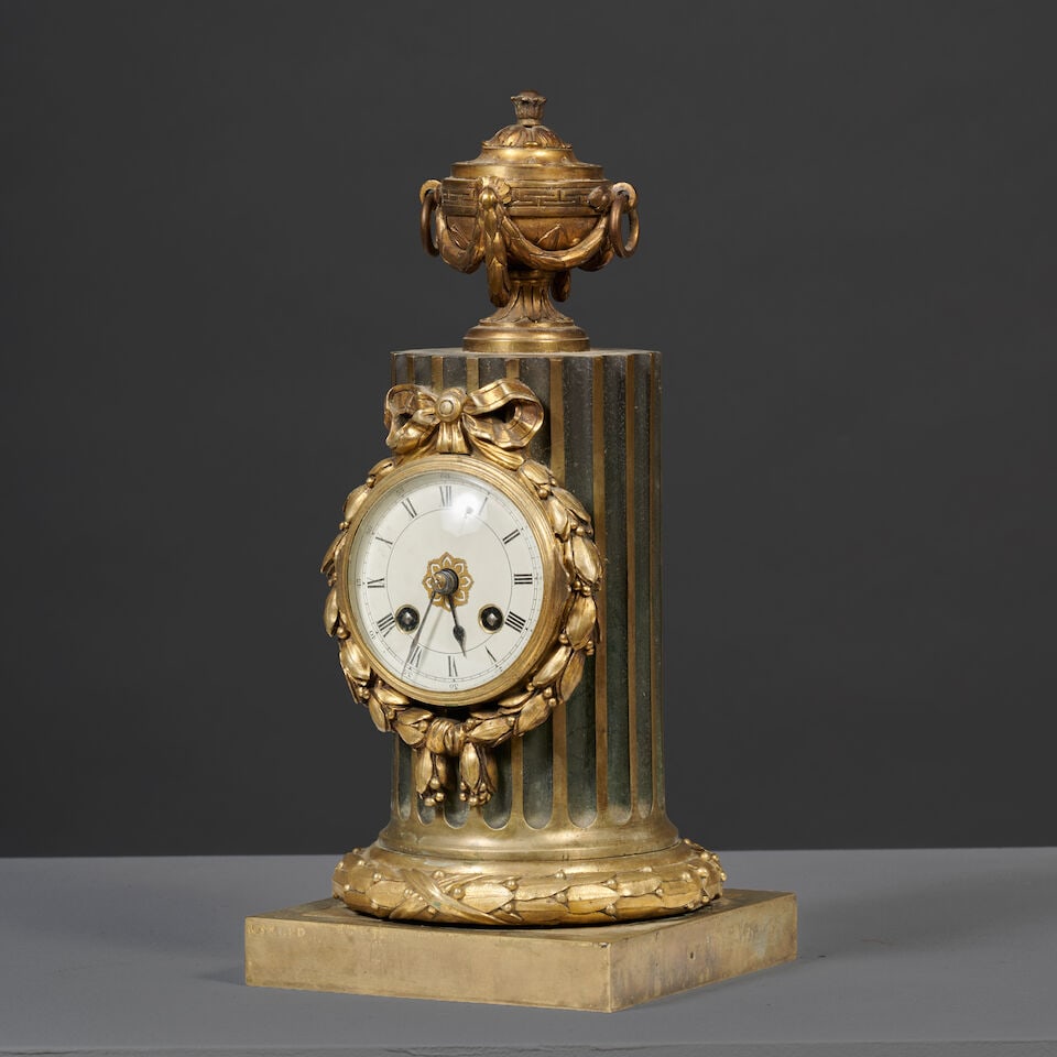 Pendule colonne surmontée d'un vase couvert en bronze doré par Osmond d'époque Lo... - 7