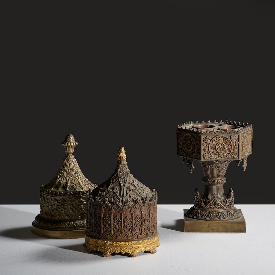 Ensemble de trois encriers 'Troubadour' en bronze doré et patine, vers 1825/1830. Set of th...: Ensemble de trois encriers 'Troubadour' en bronze doré et patine, vers 1825/1830. Set of three 'Troubadour' inkwells in gilded bronze with patina, c. 1825-1830 Deux de forme cylindrique dont le c