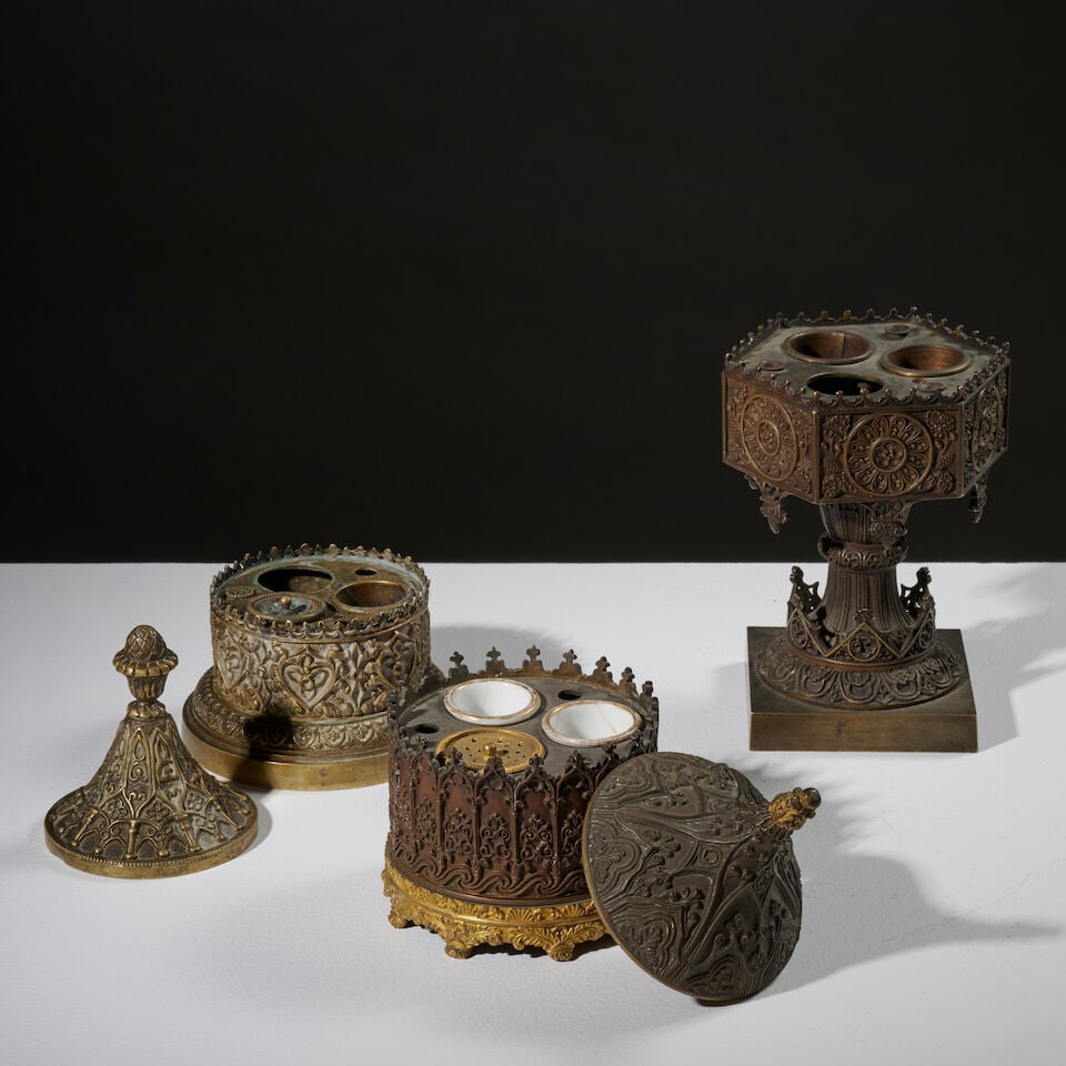 Ensemble de trois encriers 'Troubadour' en bronze doré et patine, vers 1825/1830. Set of th... - 2