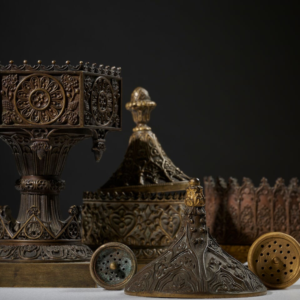 Ensemble de trois encriers 'Troubadour' en bronze doré et patine, vers 1825/1830. Set of th... - 3