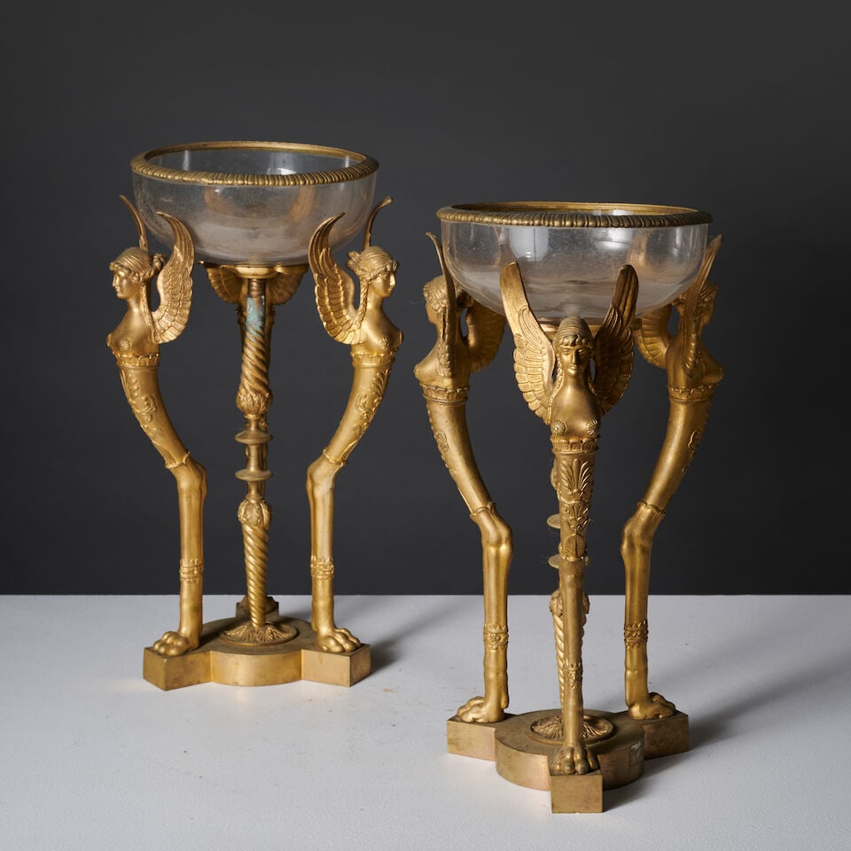 Paire de coupes en bronze doré et verre moulé de la première moitié du XIXe ...: Paire de coupes en bronze doré et verre moulé de la première moitié du XIXe siècle A pair of bowls in gilt-bronze and moulded glass, first half of the 19th century 20.5cm wide
