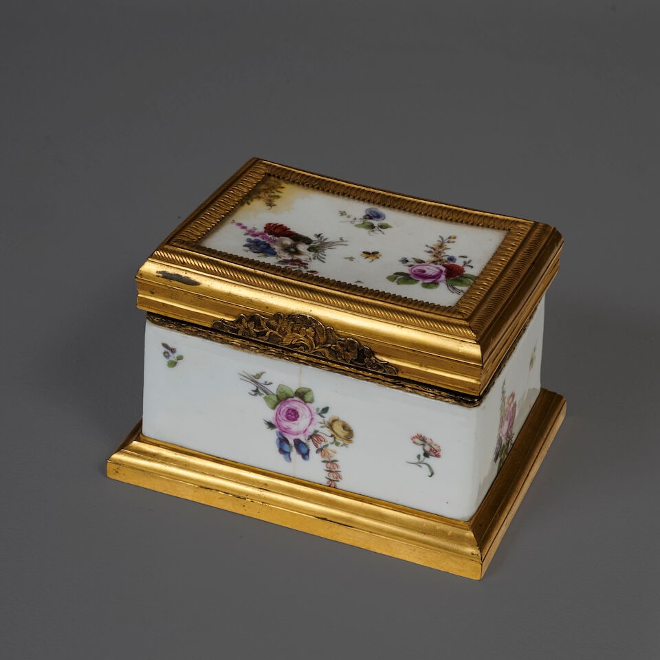 Petite boîte couverte en porcelaine allemande du XVIIIe siècle, monture en bronze dor&... (1 of 5)