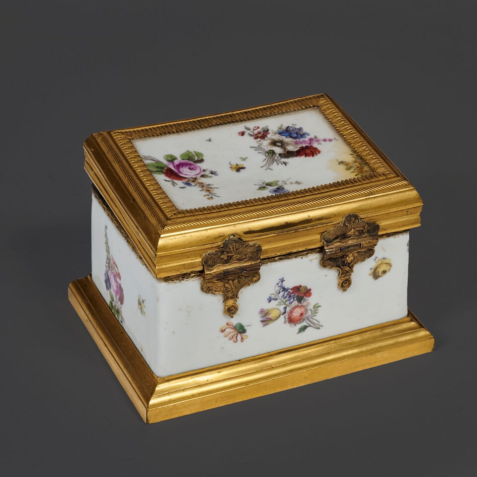 Petite boîte couverte en porcelaine allemande du XVIIIe siècle, monture en bronze dor&... - 3