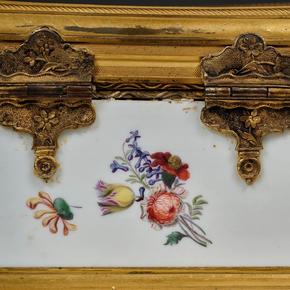 Petite boîte couverte en porcelaine allemande du XVIIIe siècle, monture en bronze dor&... - 4