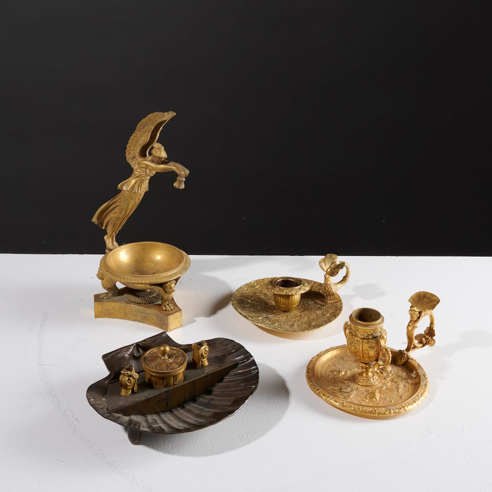 Deux bougeoirs à main, une veilleuse et un encrier en bronze doré et bronze patiné...: Deux bougeoirs à main, une veilleuse et un encrier en bronze doré et bronze patiné de la première partie du XIXe siècle. Two handheld candlesticks, a night light and an