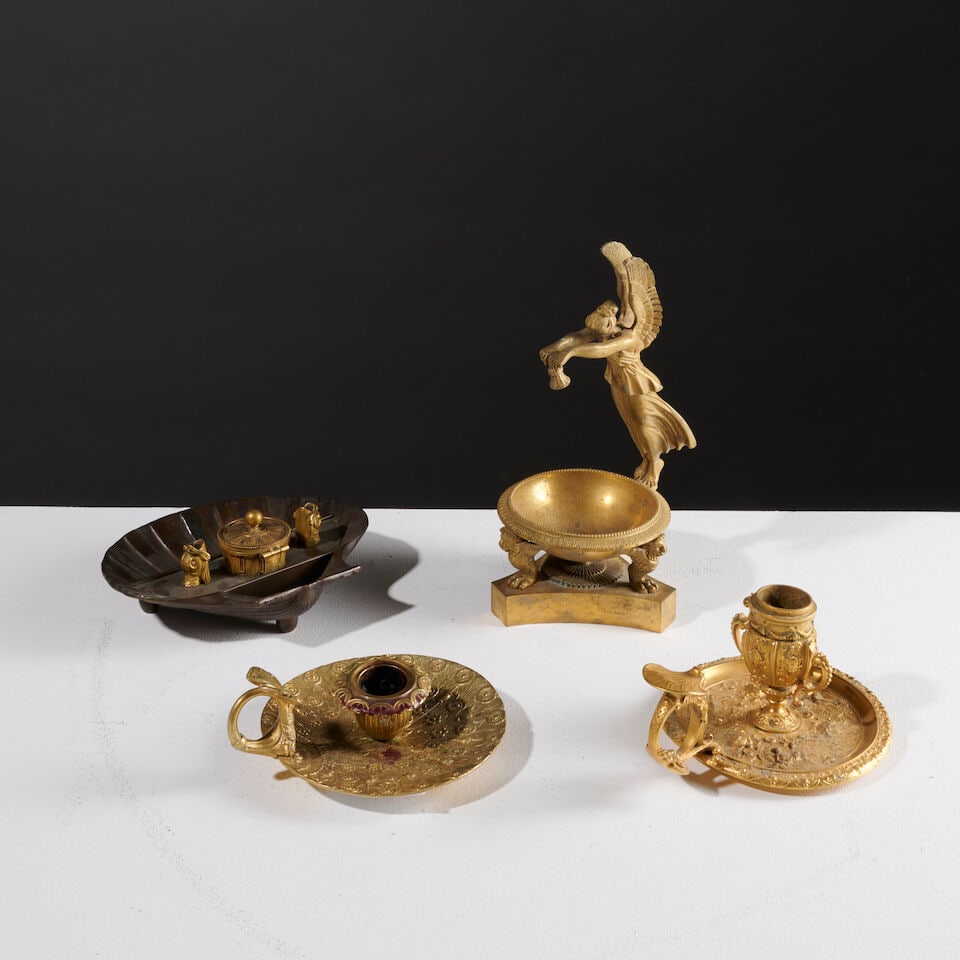 Deux bougeoirs à main, une veilleuse et un encrier en bronze doré et bronze patiné... - 2
