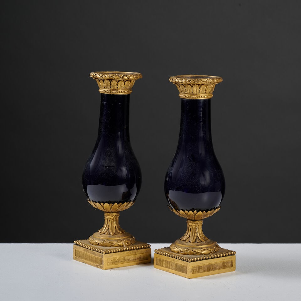 Paire de vases en verre bleu et monture en bronze doré et ciselé de la fin du XVIIIe s...: Paire de vases en verre bleu et monture en bronze doré et ciselé de la fin du XVIIIe siècle A pair of late 19th century vases in blue glass with gilt-bronze mounts De forme ovoïde 
