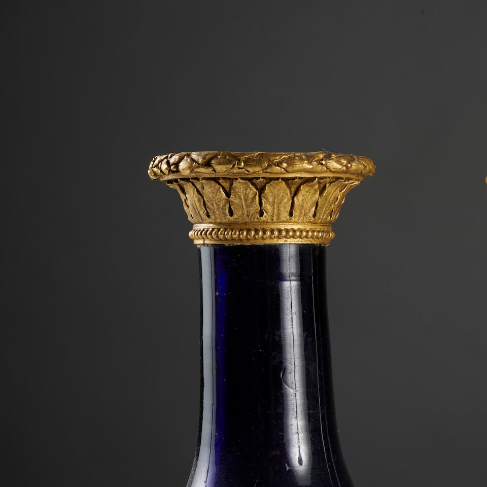 Paire de vases en verre bleu et monture en bronze doré et ciselé de la fin du XVIIIe s... - 2